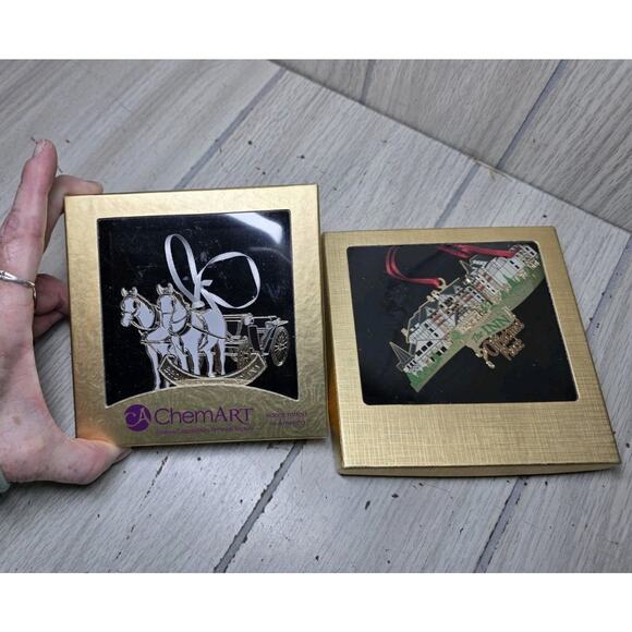 Charleston, SC ChemArt Horse drawn Carriage The Inn Christmas Place Ornament - Picture 13 of 15